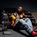 Swae Lee vor einem beschädigten Auto – Pressefoto zum Berlin-Konzert 2026 im Astra Kulturhaus