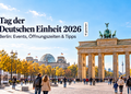 KI-generierte Illustration zum Tag der Deutschen Einheit 2026 in Berlin mit Brandenburger Tor, Reichstag und Besuchern
