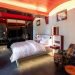 Zellenzimmer im THE KNAST Hotel Berlin-Lichterfelde mit Doppelbett und weinrotem Interior