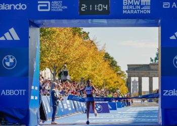 Tigist Assefa beim Zieleinlauf des Berlin Marathon 2026 mit neuer Streckenrekordzeit von 2:11:04 Stunden
