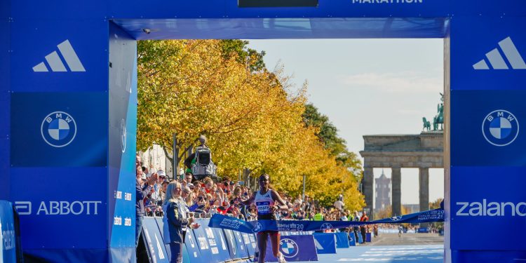 Tigist Assefa beim Zieleinlauf des Berlin Marathon 2026 mit neuer Streckenrekordzeit von 2:11:04 Stunden