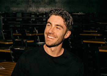 Will Burkart vor einer Comedy-Show im Zuschauerraum eines Clubs
