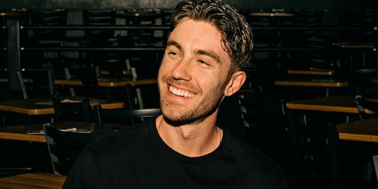 Will Burkart vor einer Comedy-Show im Zuschauerraum eines Clubs