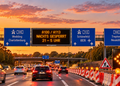 A100 in Berlin mit Baustelle und Hinweis auf nächtliche Sperrungen von A100 und A113