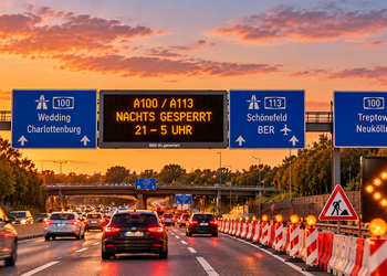 A100 in Berlin mit Baustelle und Hinweis auf nächtliche Sperrungen von A100 und A113
