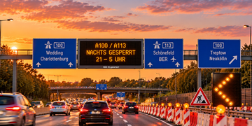 A100 in Berlin mit Baustelle und Hinweis auf nächtliche Sperrungen von A100 und A113