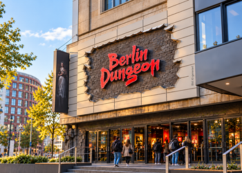 Berlin Dungeon in Berlin mit großem Schriftzug über dem Eingang und Besuchern vor dem Gebäude