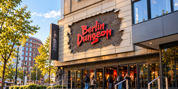Berlin Dungeon in Berlin mit großem Schriftzug über dem Eingang und Besuchern vor dem Gebäude
