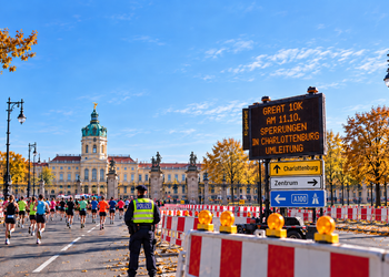 Great 10K vor Schloss Charlottenburg mit Straßensperrungen und Verkehrshinweisen in Berlin