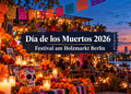 KI-generierte Darstellung des Día de los Muertos 2026 am Holzmarkt Berlin mit mexikanischen Totenköpfen, orangefarbenen Blumen, Kerzen und festlicher Beleuchtung.