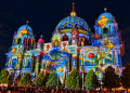 Berliner Dom beim Festival of Lights in Berlin mit farbiger Lichtprojektion
