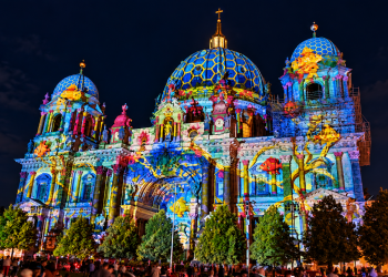 Berliner Dom beim Festival of Lights in Berlin mit farbiger Lichtprojektion