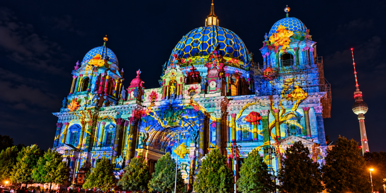 Berliner Dom beim Festival of Lights in Berlin mit farbiger Lichtprojektion