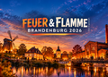 KI-generierte Illustration zu Feuer und Flamme Brandenburg 2026 mit beleuchteter Windmühle, historischen Gebäuden und herbstlicher Abendstimmung