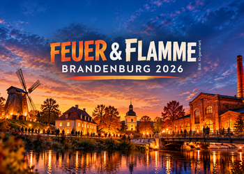 KI-generierte Illustration zu Feuer und Flamme Brandenburg 2026 mit beleuchteter Windmühle, historischen Gebäuden und herbstlicher Abendstimmung