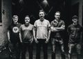 Frank Turner & The Sleeping Souls auf einem Schwarz-Weiß-Pressefoto zur Last Evenings World Tour mit Konzert in Berlin 2027