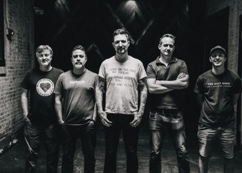 Frank Turner & The Sleeping Souls auf einem Schwarz-Weiß-Pressefoto zur Last Evenings World Tour mit Konzert in Berlin 2027