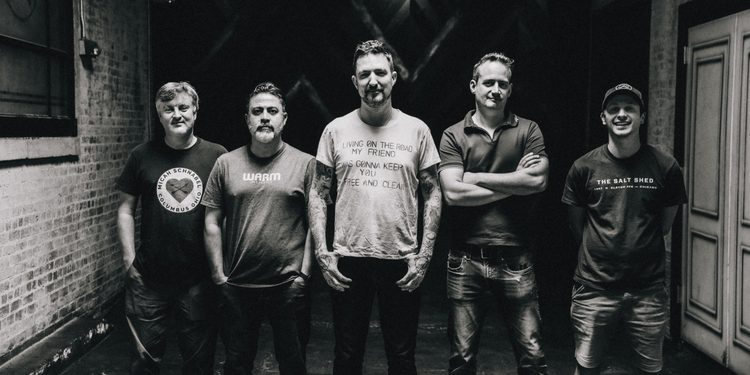 Frank Turner & The Sleeping Souls auf einem Schwarz-Weiß-Pressefoto zur Last Evenings World Tour mit Konzert in Berlin 2027