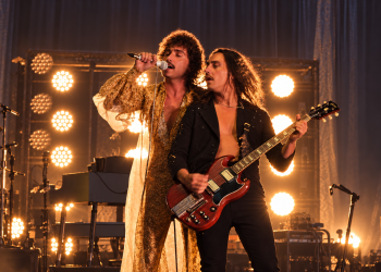 Greta Van Fleet live auf der Bühne mit Sänger und Gitarrist bei einem Konzert