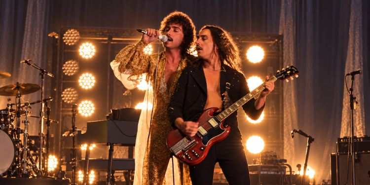 Greta Van Fleet live auf der Bühne mit Sänger und Gitarrist bei einem Konzert