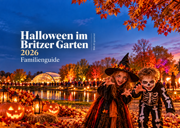 KI-generiertes Halloween-Motiv für den Britzer Garten 2026 mit zwei verkleideten Kindern, leuchtenden Kürbissen, Laternen und herbstlicher Parkkulisse.