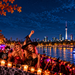 Halloween-Party in Berlin mit verkleideten Gästen, Kürbissen und nächtlicher Stadtkulisse an der Spree