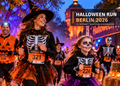 KI-Illustration zum Halloween Run Berlin 2026 mit kostümierten Läufern, leuchtenden Kürbissen und einem beleuchteten Turm im Park.