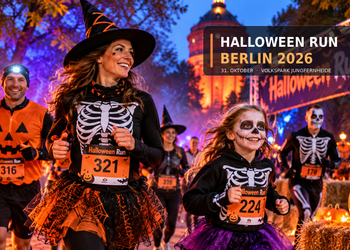 KI-Illustration zum Halloween Run Berlin 2026 mit kostümierten Läufern, leuchtenden Kürbissen und einem beleuchteten Turm im Park.