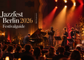 KI-generierte Illustration zum Jazzfest Berlin 2026 mit Jazz-Ensemble, Saxofon, Trompete, Klavier, Kontrabass und Schlagzeug im warmen Bühnenlicht.