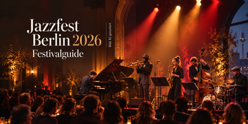KI-generierte Illustration zum Jazzfest Berlin 2026 mit Jazz-Ensemble, Saxofon, Trompete, Klavier, Kontrabass und Schlagzeug im warmen Bühnenlicht.