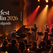 KI-generierte Illustration zum Jazzfest Berlin 2026 mit Jazz-Ensemble, Saxofon, Trompete, Klavier, Kontrabass und Schlagzeug im warmen Bühnenlicht.