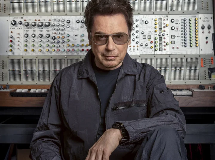 Jean-Michel Jarre vor einem großen elektronischen Synthesizer
