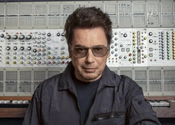 Jean-Michel Jarre vor einem großen elektronischen Synthesizer
