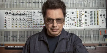 Jean-Michel Jarre vor einem großen elektronischen Synthesizer