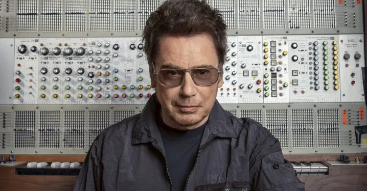 Jean-Michel Jarre vor einem großen elektronischen Synthesizer