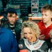 Jennifer Rostock auf einem aktuellen Bandfoto von 2026: Die fünf Musiker stehen gemeinsam in einem Kiosk. Am 8. Mai 2027 spielt die Band im Velodrom Berlin.