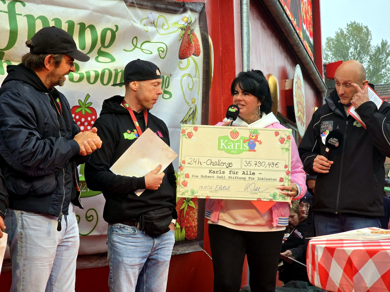 Bettys Beerchen Boomerang bei Karls Elstal zur Eröffnung 2026 mit Robert Dahl und Teilnehmern der 24h-Challenge