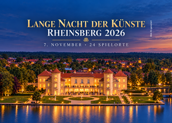 KI-generierte Abendansicht von Schloss Rheinsberg am See mit dem Schriftzug „Lange Nacht der Künste Rheinsberg 2026“