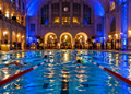 Nächtliches Schwimmen in einem Berliner Hallenbad zur Langen Nacht des Schwimmens 2026