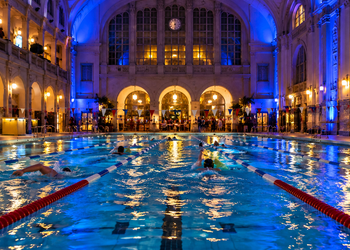 Nächtliches Schwimmen in einem Berliner Hallenbad zur Langen Nacht des Schwimmens 2026