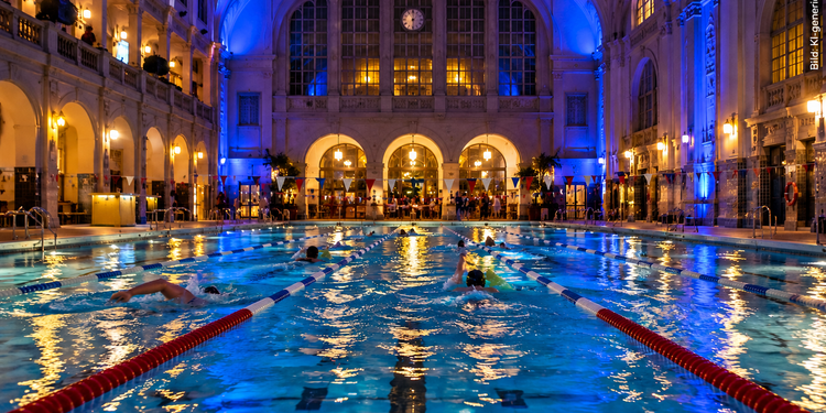 Nächtliches Schwimmen in einem Berliner Hallenbad zur Langen Nacht des Schwimmens 2026
