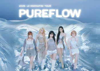 Die fünf Mitglieder von LE SSERAFIM auf dem Tourmotiv zur PUREFLOW World Tour 2026 für das Konzert in der Uber Arena Berlin.