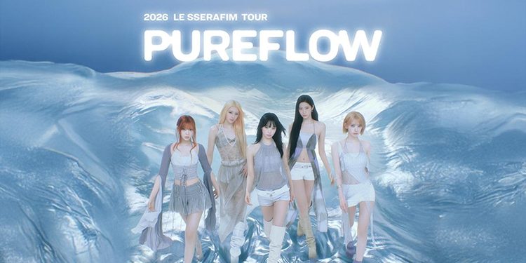 Die fünf Mitglieder von LE SSERAFIM auf dem Tourmotiv zur PUREFLOW World Tour 2026 für das Konzert in der Uber Arena Berlin.