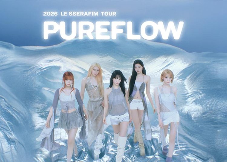 Die fünf Mitglieder von LE SSERAFIM auf dem Tourmotiv zur PUREFLOW World Tour 2026 für das Konzert in der Uber Arena Berlin.