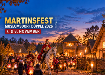 KI-generierte Illustration zum Martinsfest im Museumsdorf Düppel 2026: Sankt Martin reitet auf einem weißen Pferd, begleitet von Familien mit leuchtenden Laternen.