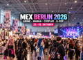 KI-generierte Illustration zur MEX Berlin 2026 mit Cosplayern, Anime- und Manga-Verkaufsständen sowie einer beleuchteten Convention-Bühne.