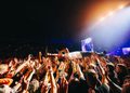 Nico Santos beim Crowdsurfing während eines Konzerts vor jubelndem Publikum