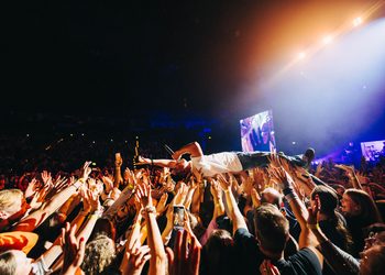 Nico Santos beim Crowdsurfing während eines Konzerts vor jubelndem Publikum