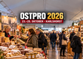 KI-generierte Darstellung der OSTPRO Berlin 2026 mit Baumkuchen, regionalen Spezialitäten und Besuchern an Verkaufsständen.