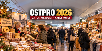 KI-generierte Darstellung der OSTPRO Berlin 2026 mit Baumkuchen, regionalen Spezialitäten und Besuchern an Verkaufsständen.